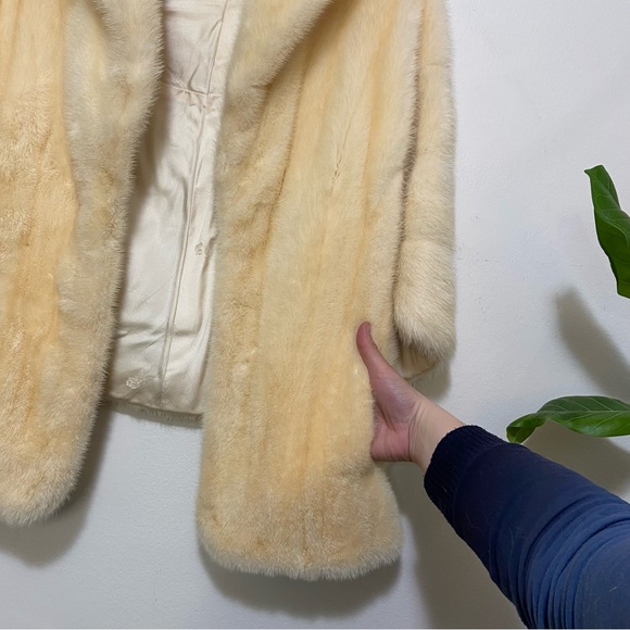Vintage Furs by Nathan White Mink Fur Shawl Cape with Pockets - Picture 3 of 6